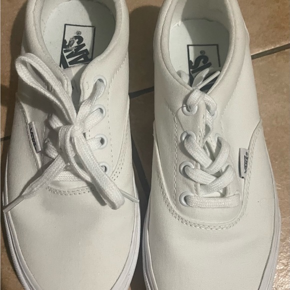 Tennis shoes - Picture 2 of 3